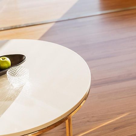 Fraser Suites Sydney Exteriör bild A table with a melamine tabletop