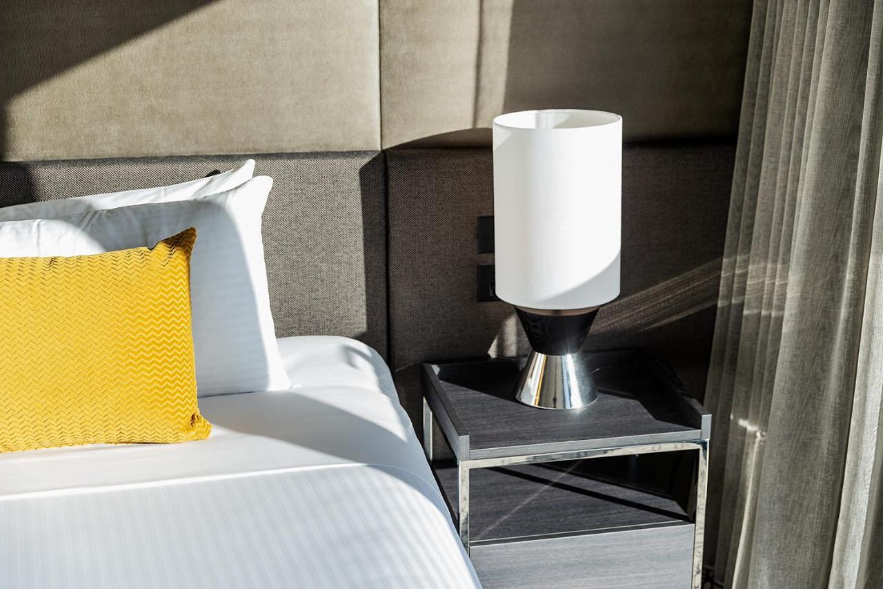 Fraser Suites Sydney Exteriör bild A lamp on a bedside table