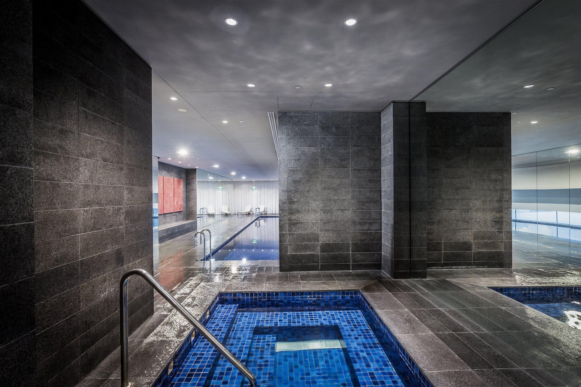 Fraser Suites Sydney Exteriör bild The swimming pool at the hotel