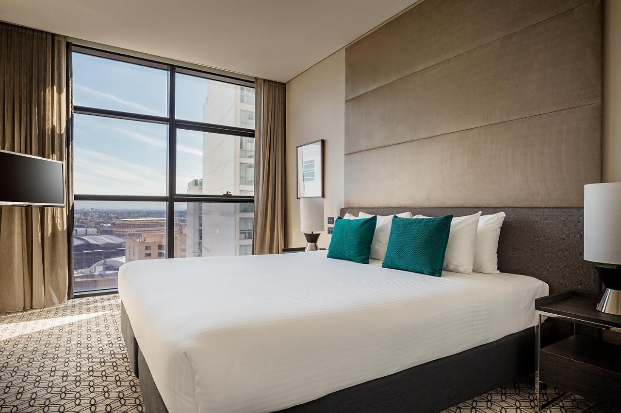 Fraser Suites Sydney Exteriör bild A bedroom at the Hilton Sydney