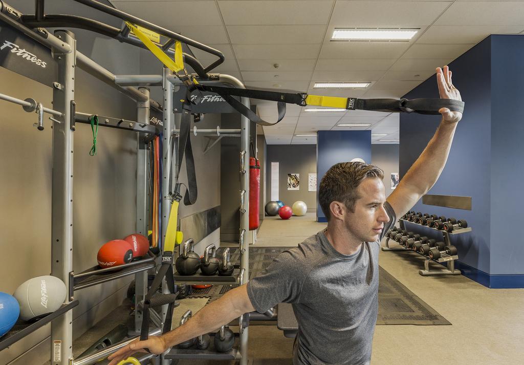 Fraser Suites Sydney Exteriör bild A man using a TRX suspension trainer
