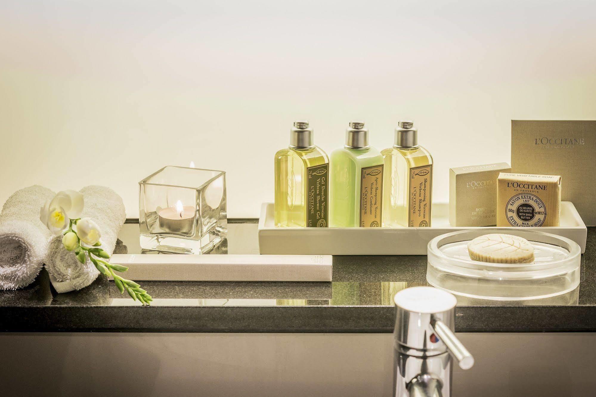 Fraser Suites Sydney Exteriör bild L'Occitane products